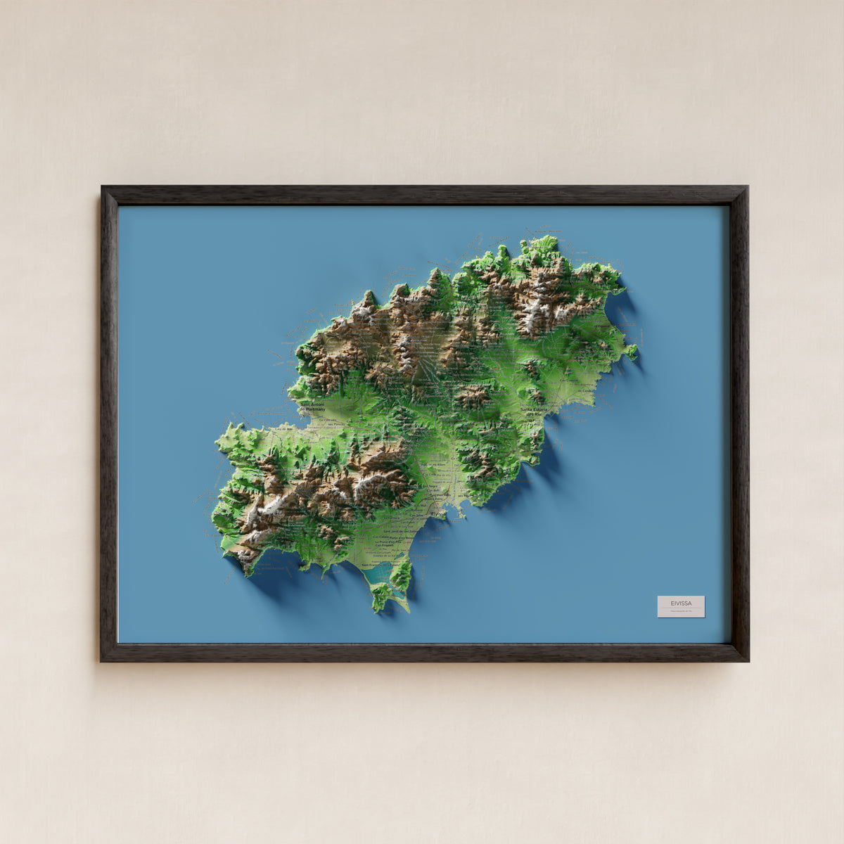 Mapa topogràfic d’Eivissa, Clàssic, 50 × 70 cm: presentació en marc negre (marc no inclòs).