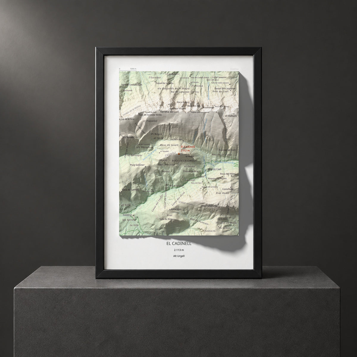 Mapa de relieve del Cadinell, 2113 m, Alt Urgell, lámina 100 Cims de Trobart. Presentación enmarcada. 21 × 30 cm.