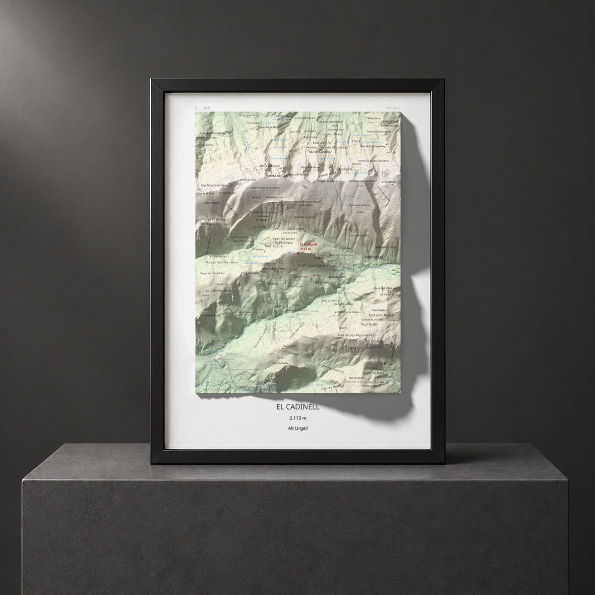 Mapa de relieve del Cadinell, 2113 m, Alt Urgell, lámina 100 Cims de Trobart. Presentación enmarcada. 30 × 40 cm.