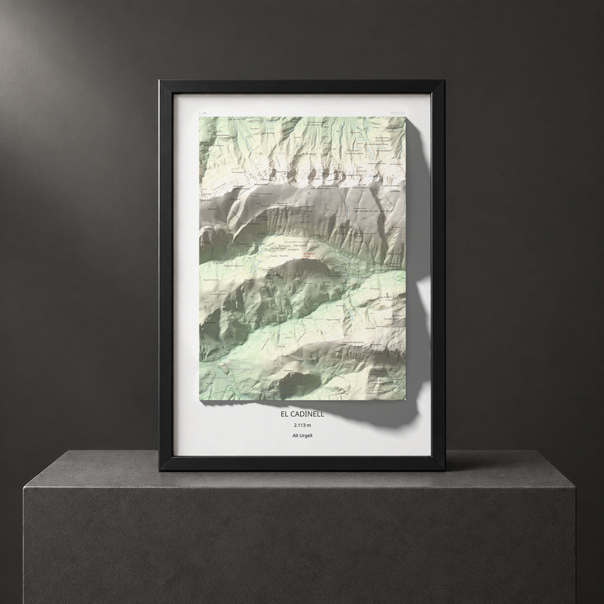 Mapa de relieve del Cadinell, 2113 m, Alt Urgell, lámina 100 Cims de Trobart. Presentación enmarcada. 50 × 70 cm.