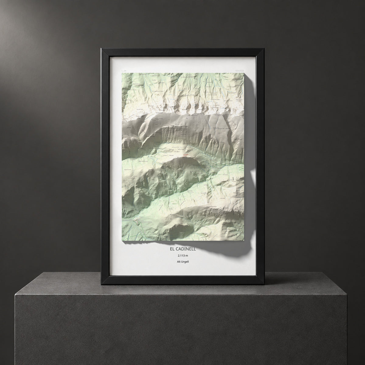 Mapa de relieve del Cadinell, 2113 m, Alt Urgell, lámina 100 Cims de Trobart. Presentación enmarcada. 61 × 91 cm.