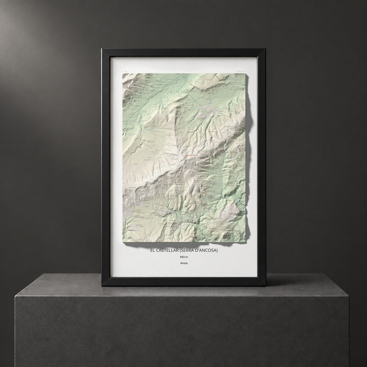 Mapa de relieve del Castellar (serra d'Ancosa), 943 m, Anoia, lámina 100 Cims de Trobart. Presentación enmarcada. 61 × 91 cm.