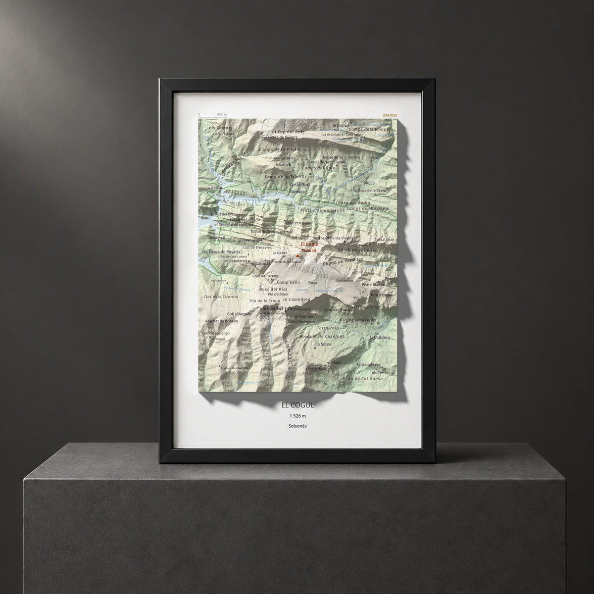Mapa de relieve del Cogul, 1526 m, Solsonès, lámina 100 Cims de Trobart. Presentación enmarcada. 21 × 30 cm.