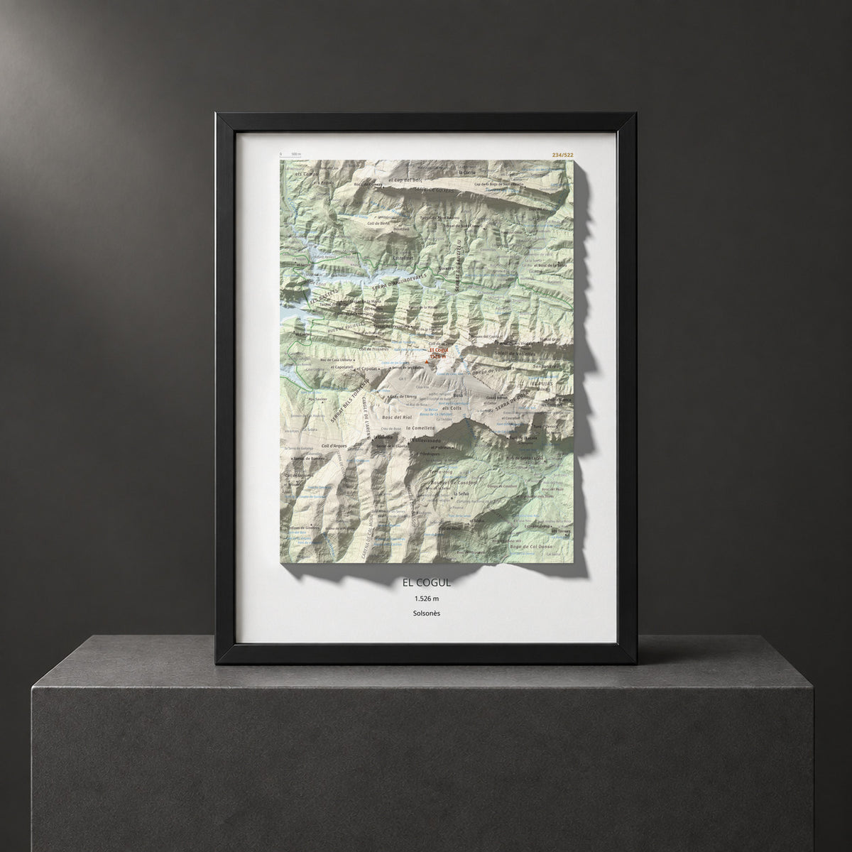 Mapa de relieve del Cogul, 1526 m, Solsonès, lámina 100 Cims de Trobart. Presentación enmarcada. 30 × 40 cm.