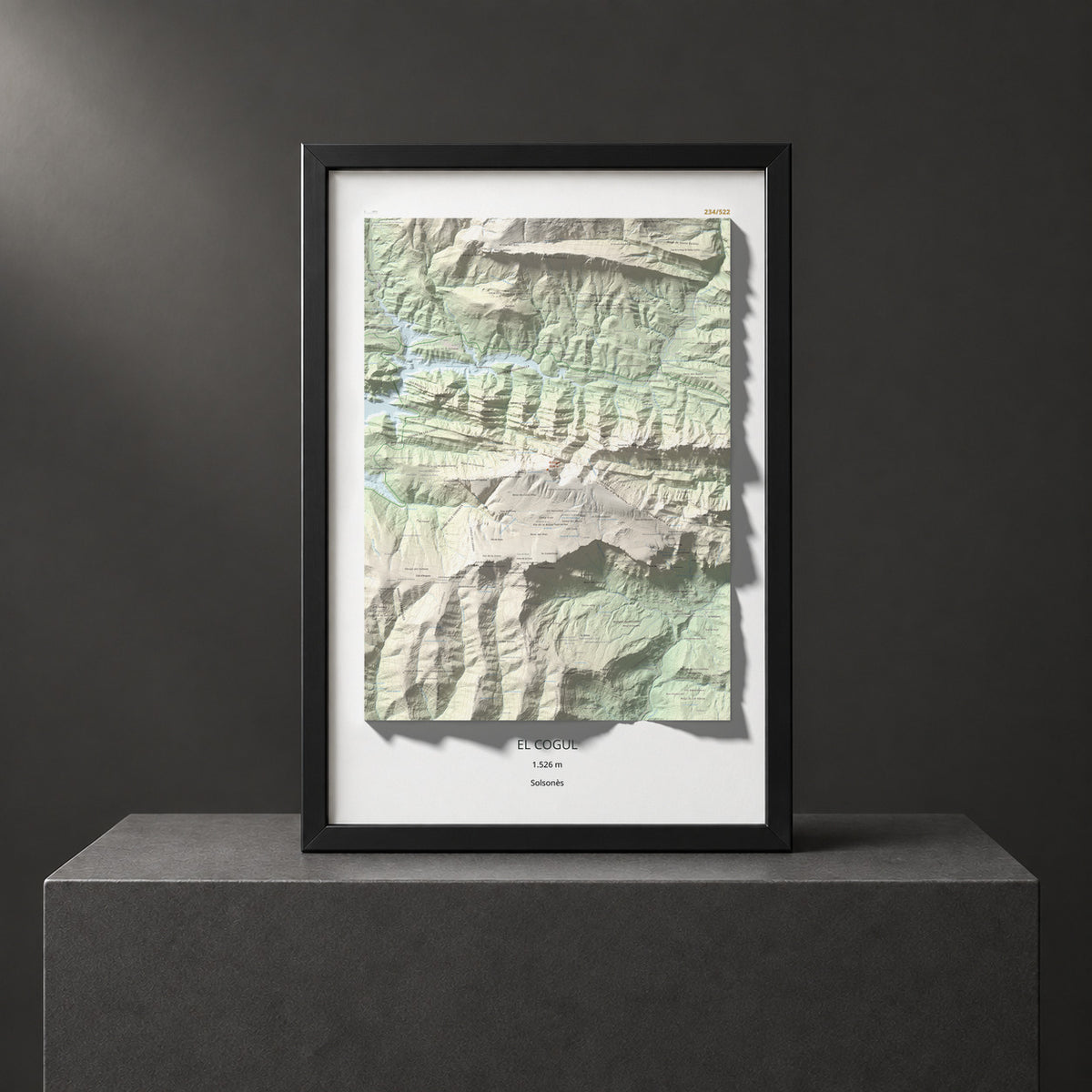 Mapa de relieve del Cogul, 1526 m, Solsonès, lámina 100 Cims de Trobart. Presentación enmarcada. 61 × 91 cm.