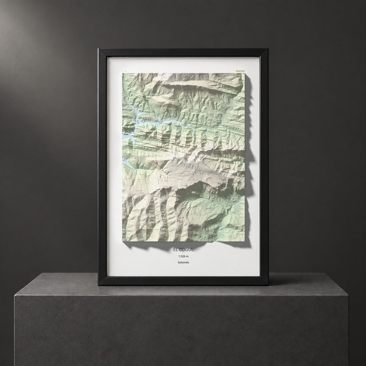 Mapa de relieve del Cogul, 1526 m, Solsonès, lámina 100 Cims de Trobart. Presentación enmarcada. 70 × 100 cm.