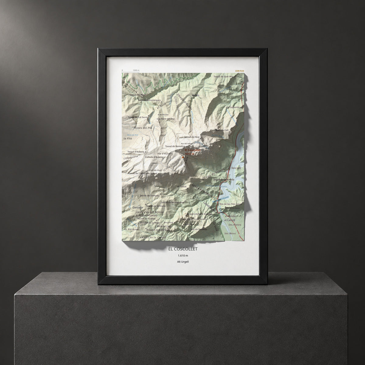 Mapa de relieve del Coscollet, 1610 m, Alt Urgell, lámina 100 Cims de Trobart. Presentación enmarcada. 21 × 30 cm.