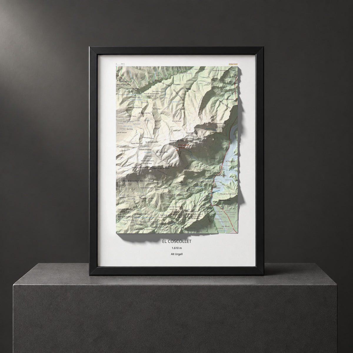 Mapa de relieve del Coscollet, 1610 m, Alt Urgell, lámina 100 Cims de Trobart. Presentación enmarcada. 30 × 40 cm.