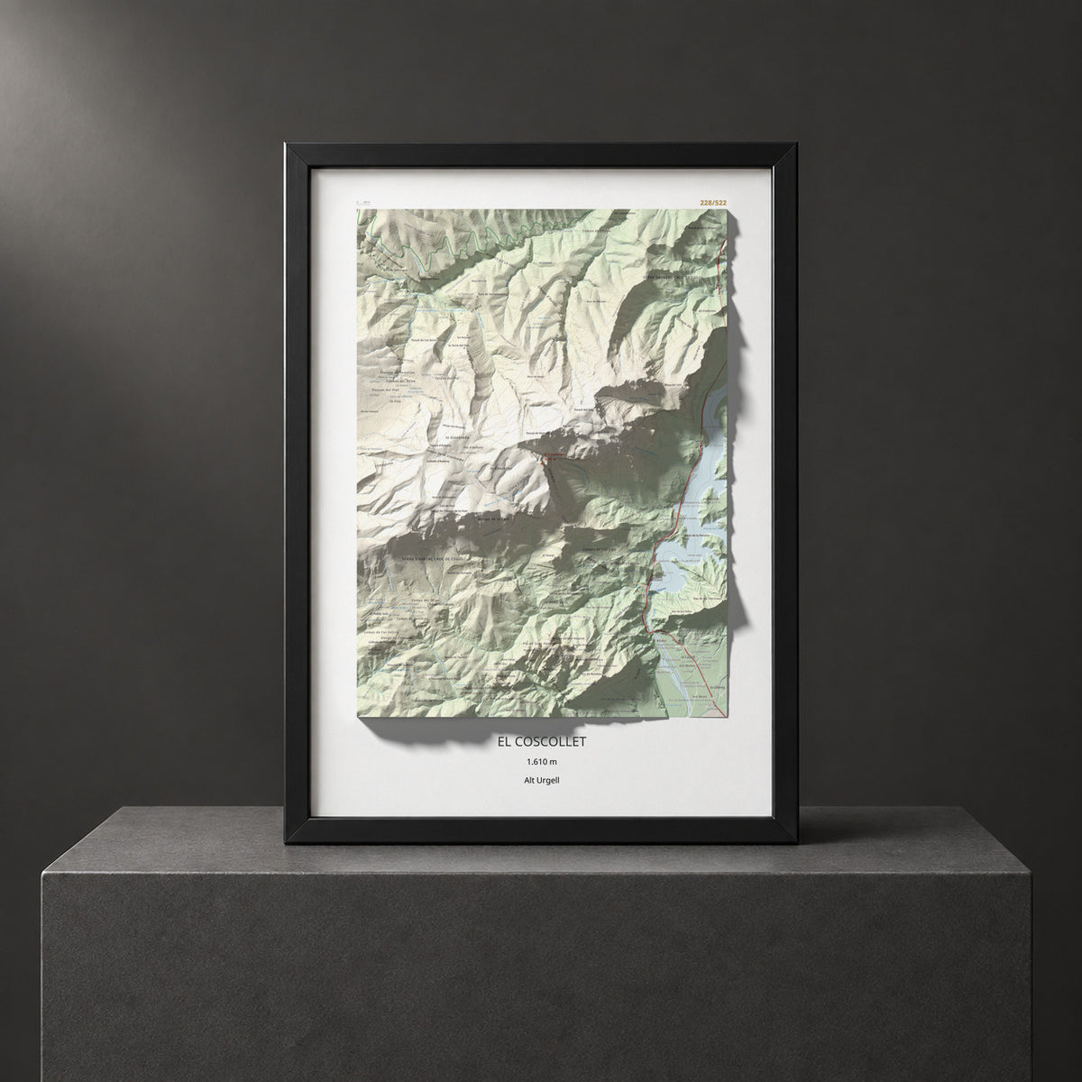 Mapa de relieve del Coscollet, 1610 m, Alt Urgell, lámina 100 Cims de Trobart. Presentación enmarcada. 50 × 70 cm.