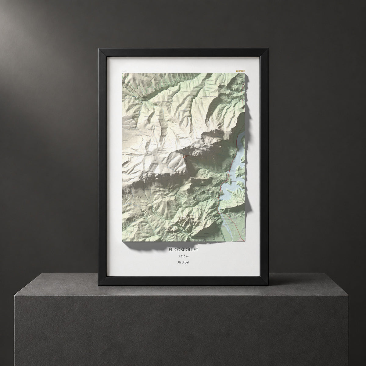 Mapa de relieve del Coscollet, 1610 m, Alt Urgell, lámina 100 Cims de Trobart. Presentación enmarcada. 70 × 100 cm.