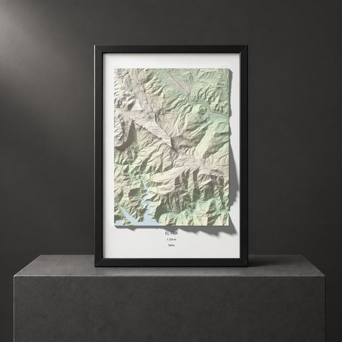 Mapa de relieve del Far, 1124 m, Selva, lámina 100 Cims de Trobart. Presentación enmarcada. 61 × 91 cm.