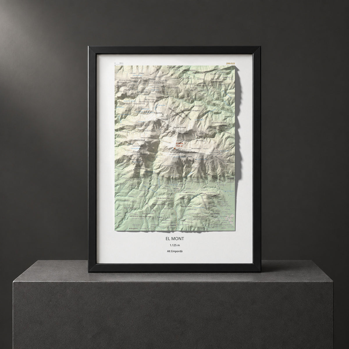 Mapa de relieve del Mont, 1125 m, Alt Empordà, lámina 100 Cims de Trobart. Presentación enmarcada. 30 × 40 cm.