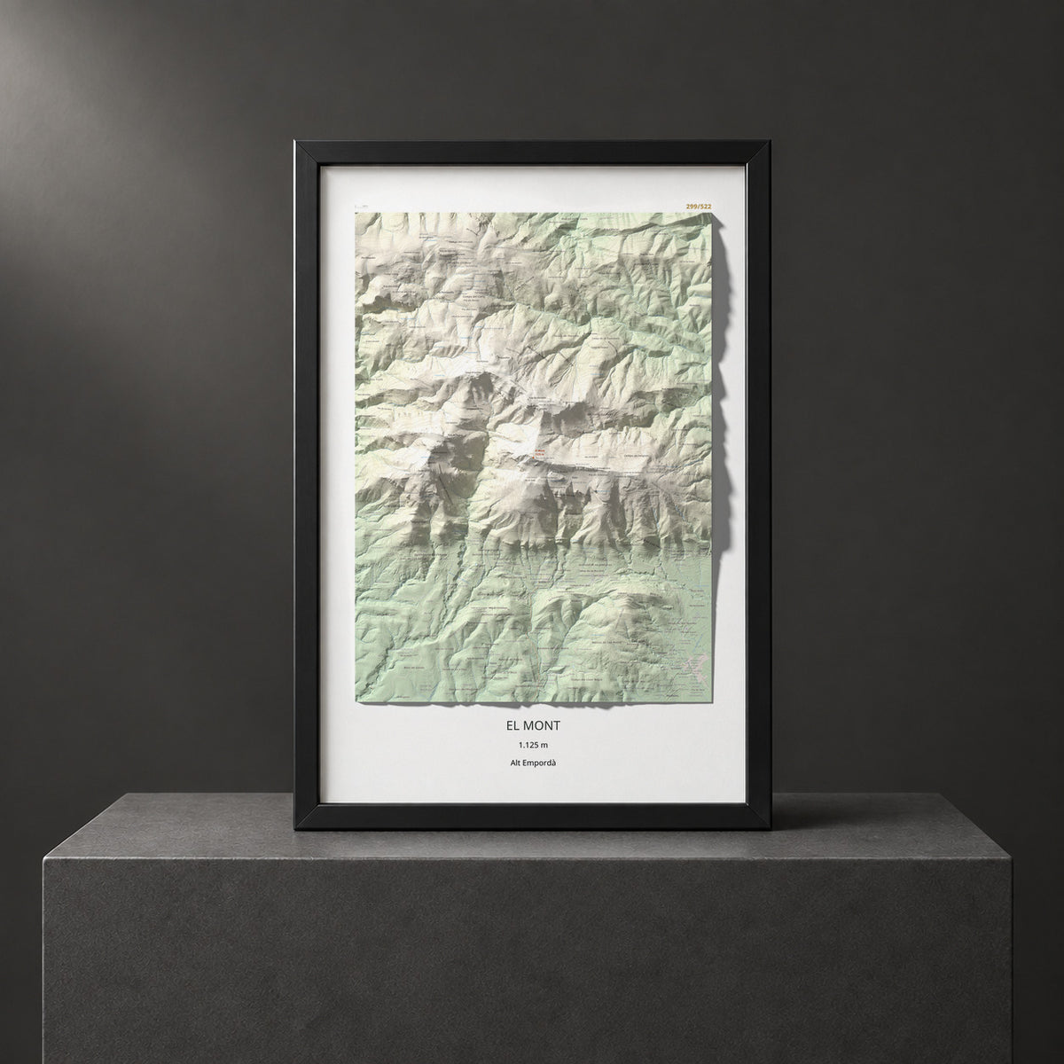 Mapa de relieve del Mont, 1125 m, Alt Empordà, lámina 100 Cims de Trobart. Presentación enmarcada. 61 × 91 cm.