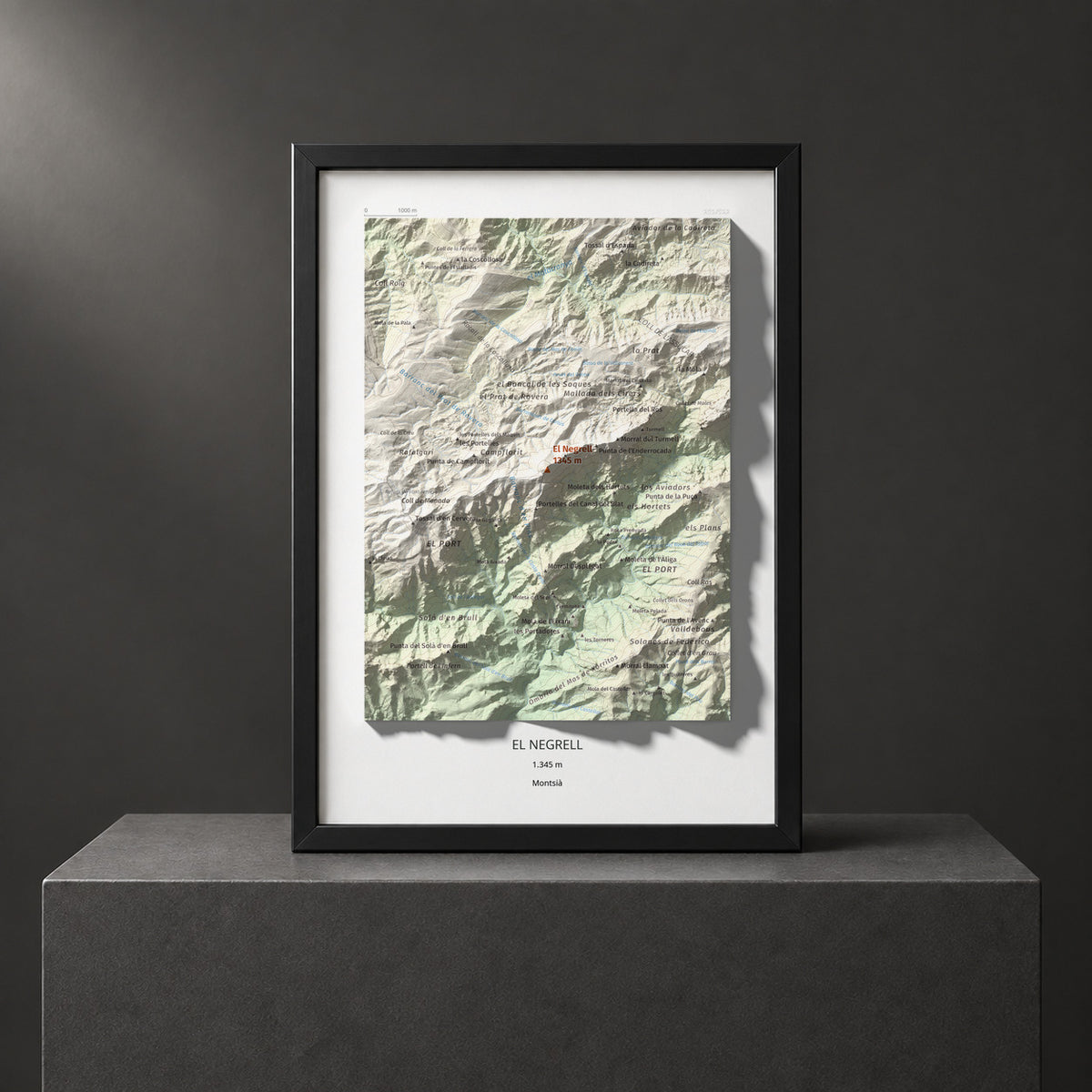 Mapa de relieve del Negrell, 1345 m, Montsià, lámina 100 Cims de Trobart. Presentación enmarcada. 21 × 30 cm.