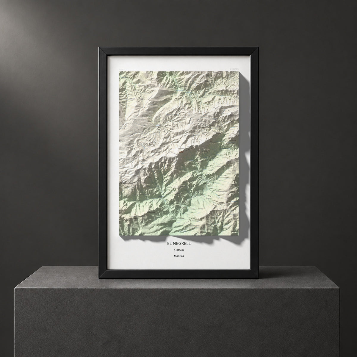 Mapa de relieve del Negrell, 1345 m, Montsià, lámina 100 Cims de Trobart. Presentación enmarcada. 61 × 91 cm.