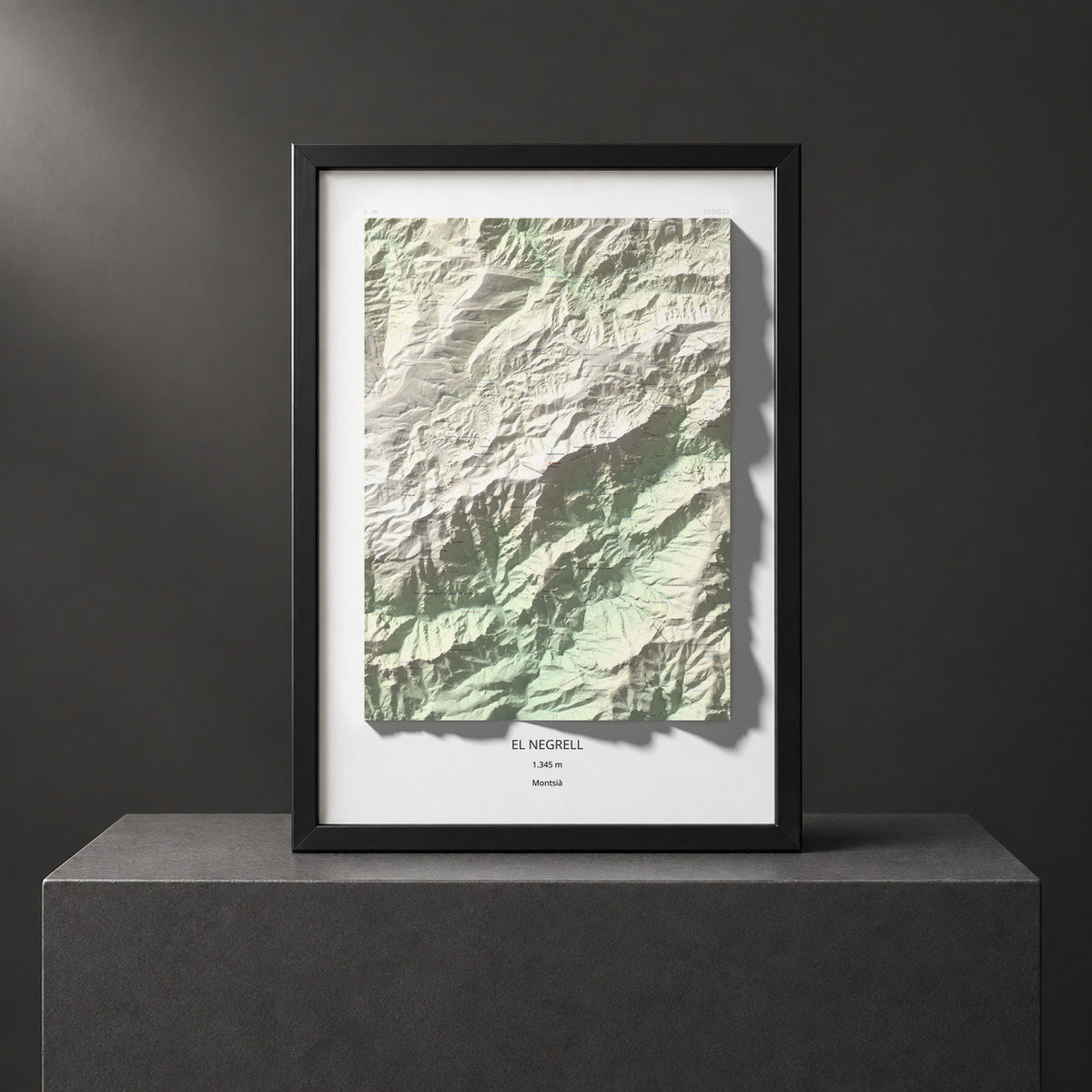 Mapa de relieve del Negrell, 1345 m, Montsià, lámina 100 Cims de Trobart. Presentación enmarcada. 70 × 100 cm.