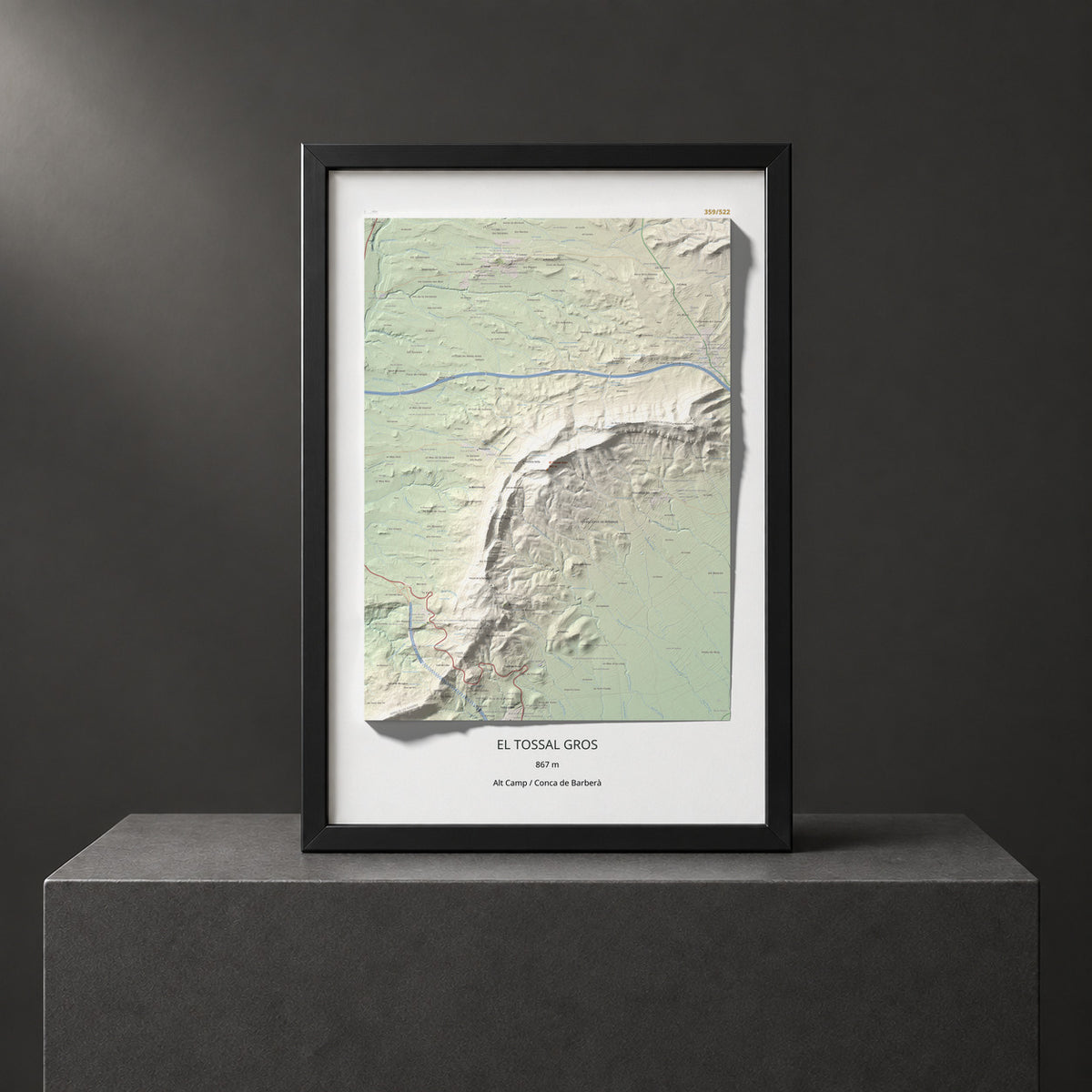 Mapa de relieve del Tossal Gros, 867 m, Alt Camp · Conca de Barberà, lámina 100 Cims de Trobart. Presentación enmarcada. 61 × 91 cm.