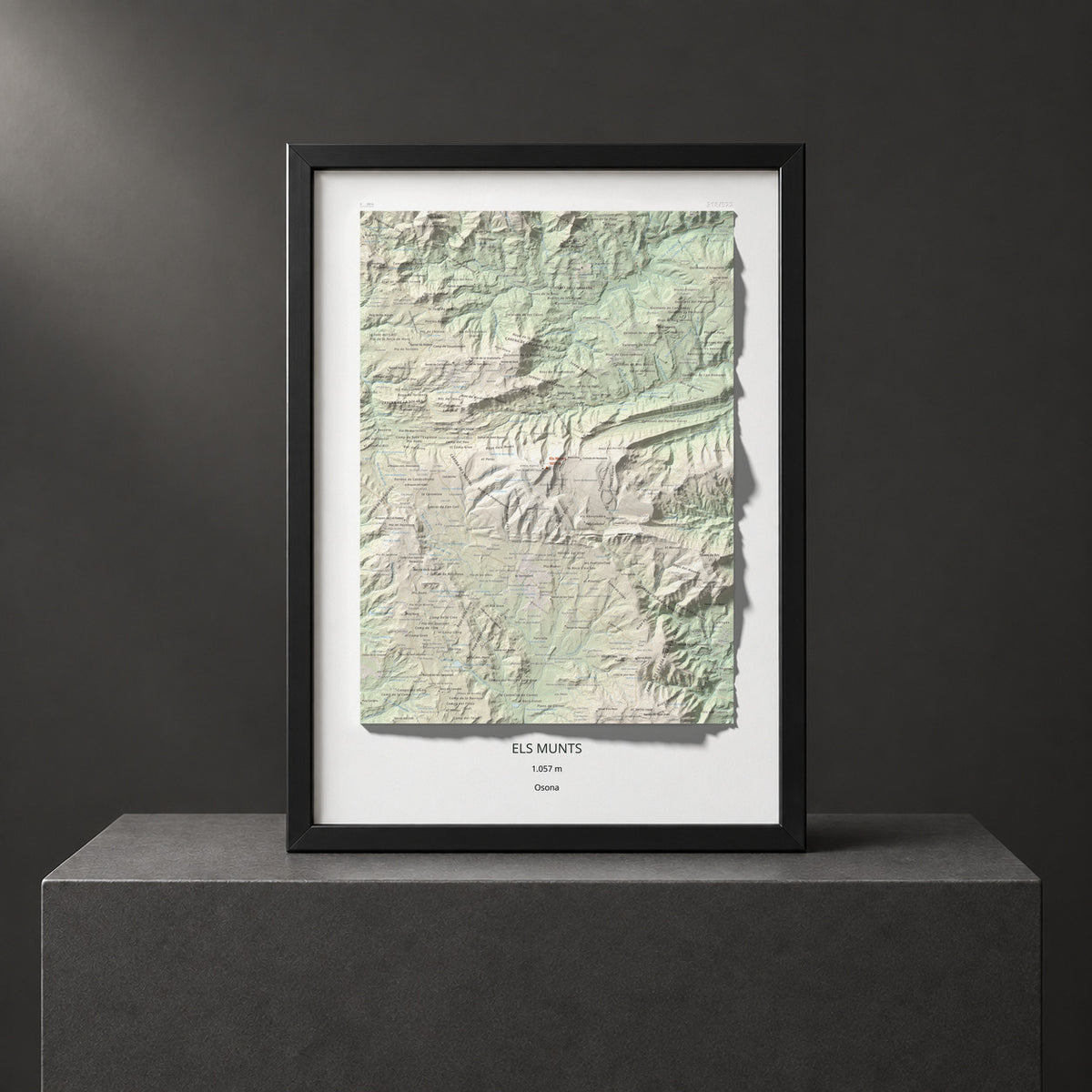 Mapa de relieve de Els Munts, 1057 m, Osona, lámina 100 Cims de Trobart. Presentación enmarcada. 50 × 70 cm.