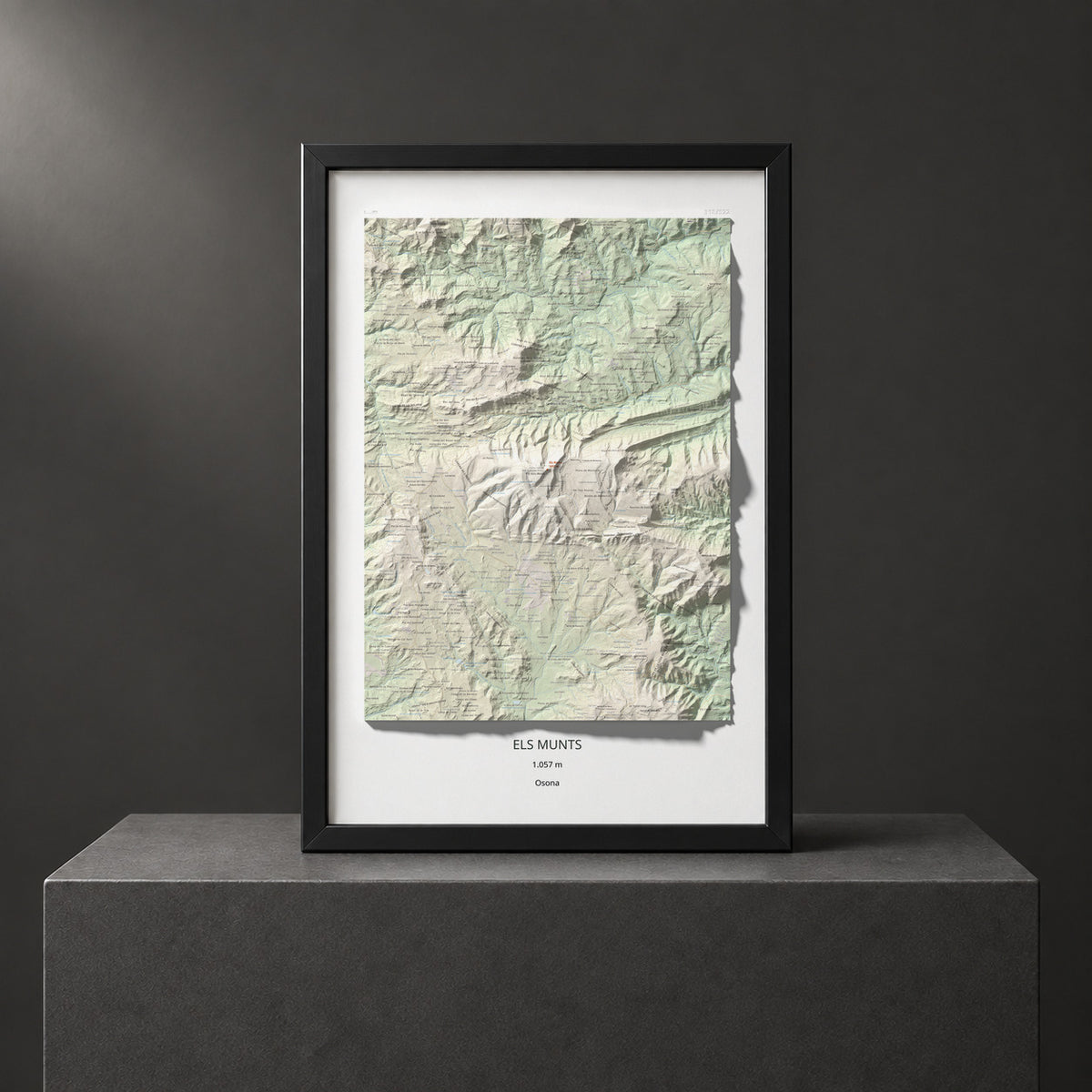 Mapa de relieve de Els Munts, 1057 m, Osona, lámina 100 Cims de Trobart. Presentación enmarcada. 61 × 91 cm.