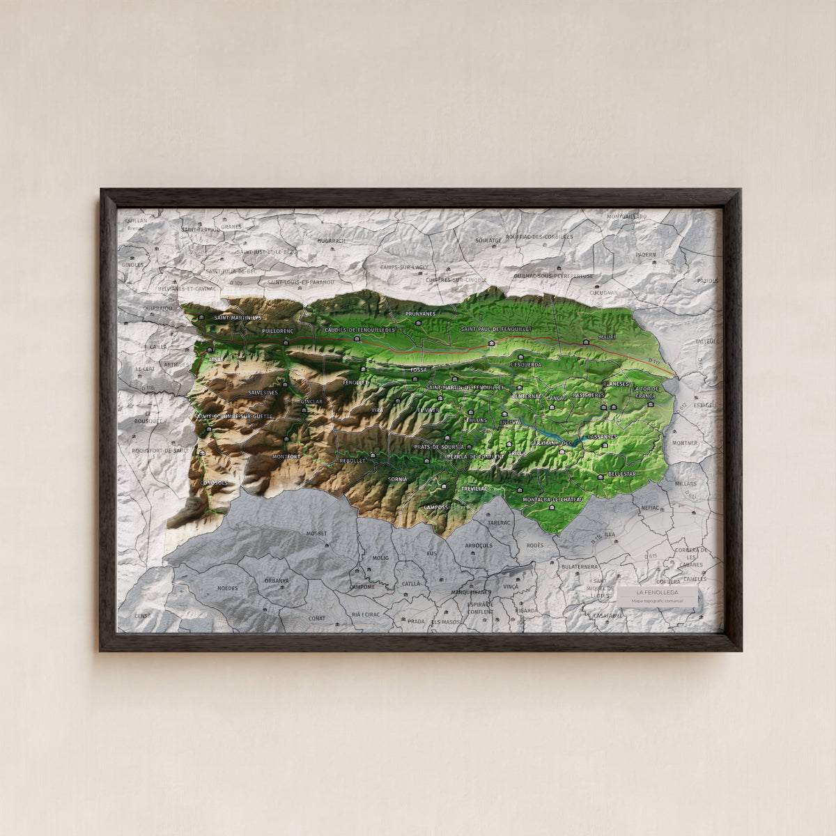 Mapa de relleu de la Fenolleda, amb el territori en color i l’entorn en blanc. Presentació amb marc. 21 × 30 cm. Estil Clàssic.