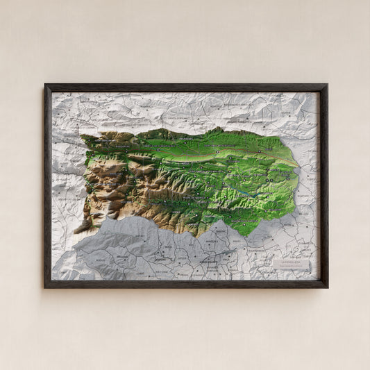 Mapa de relieve de la Fenolleda, con el territorio en color y el entorno en blanco. Presentación con marco. 21 × 30 cm. Estilo Clásico.