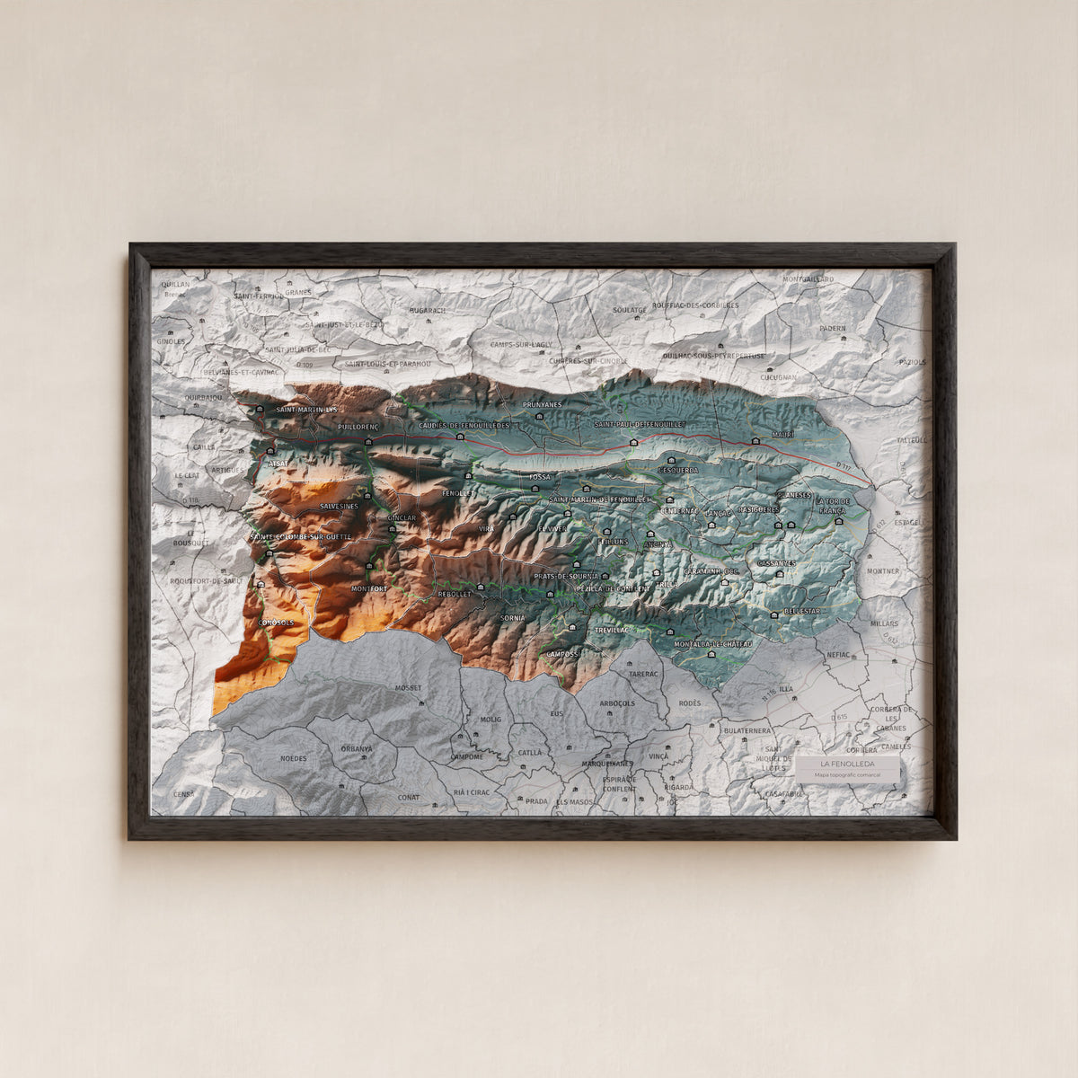 Mapa de relleu de la Fenolleda, amb el territori en color i l’entorn en blanc. Presentació amb marc. 21 × 30 cm. Estil Blau i taronja.