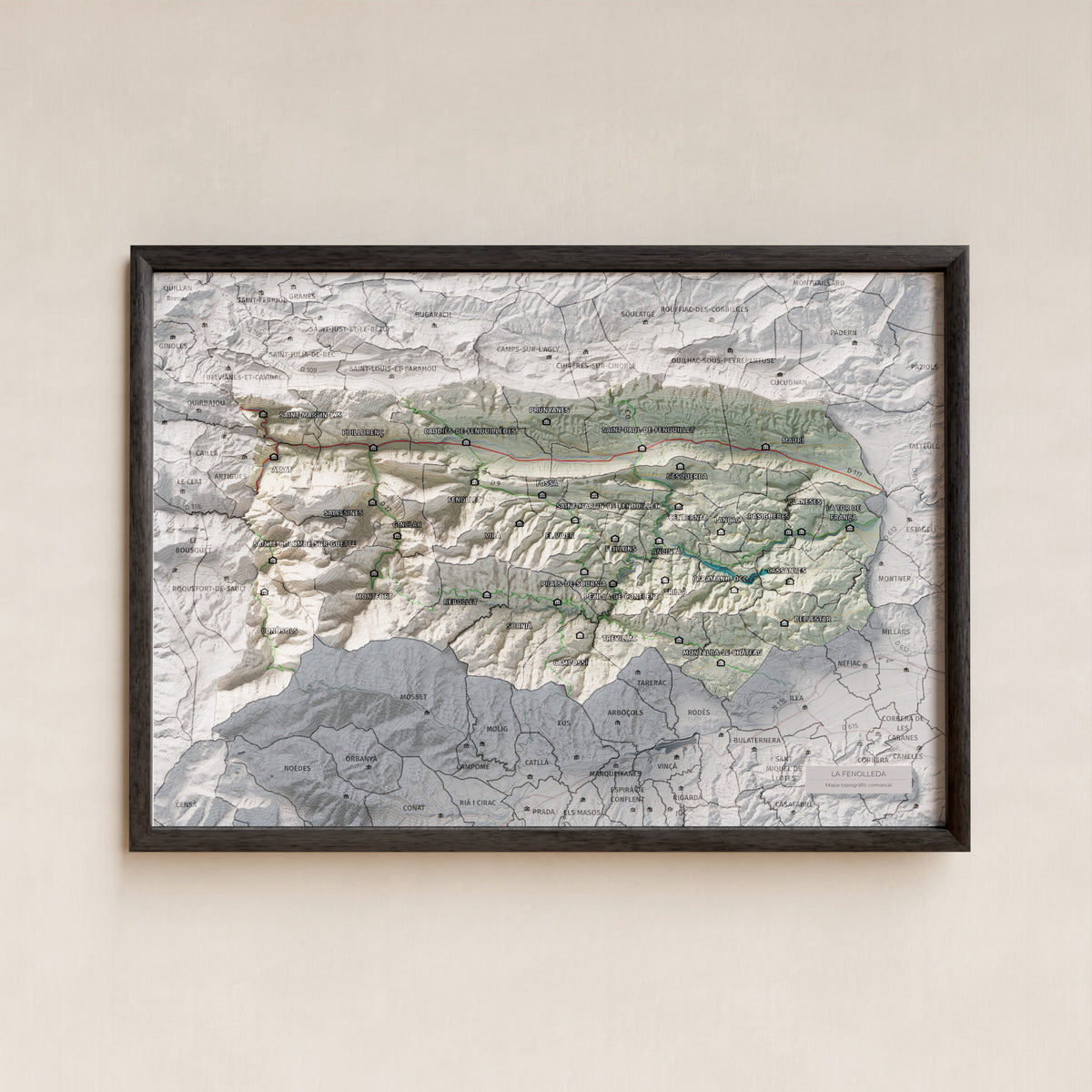 Mapa de relleu de la Fenolleda, amb el territori en color i l’entorn en blanc. Presentació amb marc. 21 × 30 cm. Estil Cartogràfic.