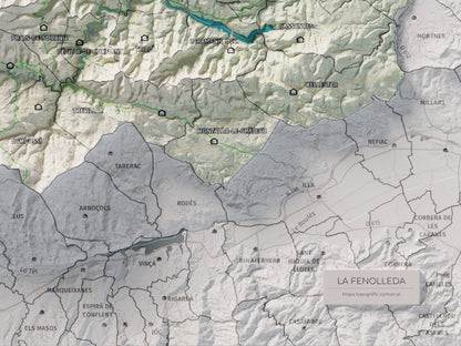 Mapa de relleu de la Fenolleda, amb el territori en color i l’entorn en blanc. Detall de la part inferior dreta. 30 × 40 cm. Estil Cartogràfic.