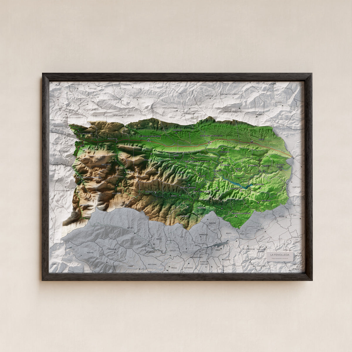 Mapa de relleu de la Fenolleda, amb el territori en color i l’entorn en blanc. Presentació amb marc. 30 × 40 cm. Estil Clàssic.