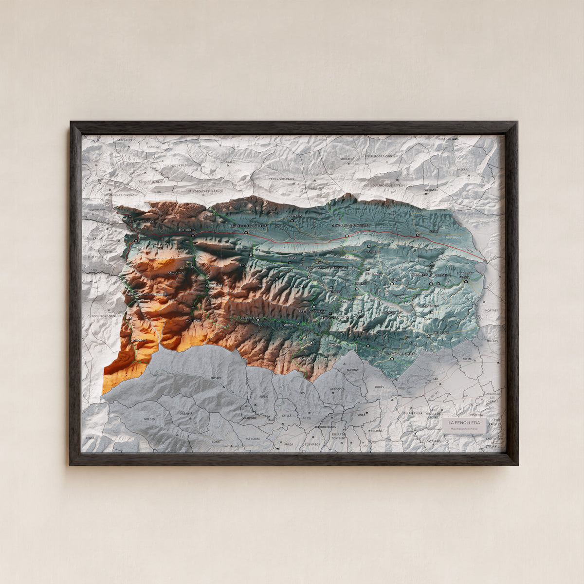 Mapa de relleu de la Fenolleda, amb el territori en color i l’entorn en blanc. Presentació amb marc. 30 × 40 cm. Estil Blau i taronja.