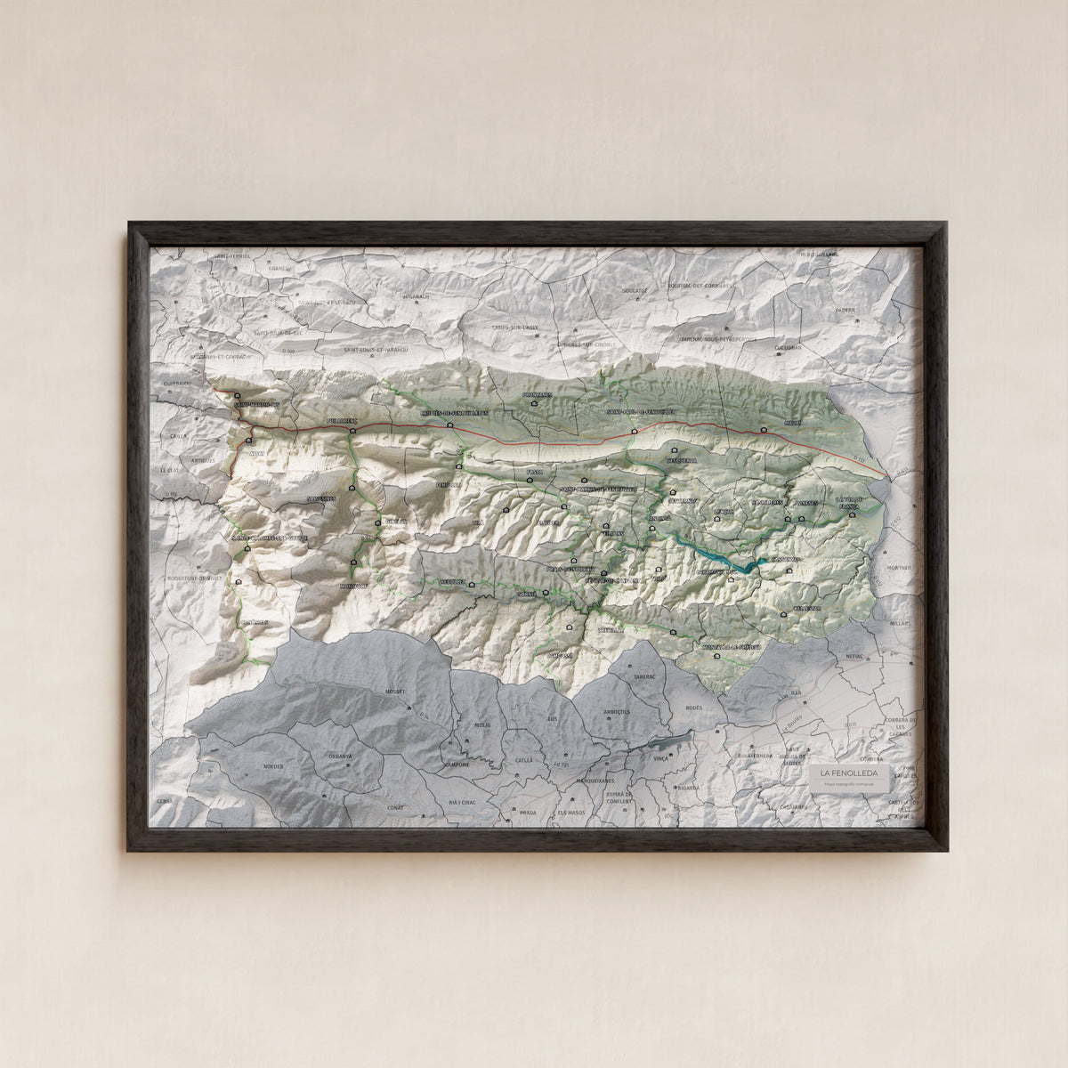 Mapa de relleu de la Fenolleda, amb el territori en color i l’entorn en blanc. Presentació amb marc. 30 × 40 cm. Estil Cartogràfic.