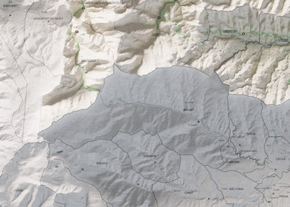 Mapa de relleu de la Fenolleda, amb el territori en color i l’entorn en blanc. Detall de la part inferior esquerra. 50 × 70 cm. Estil Cartogràfic.