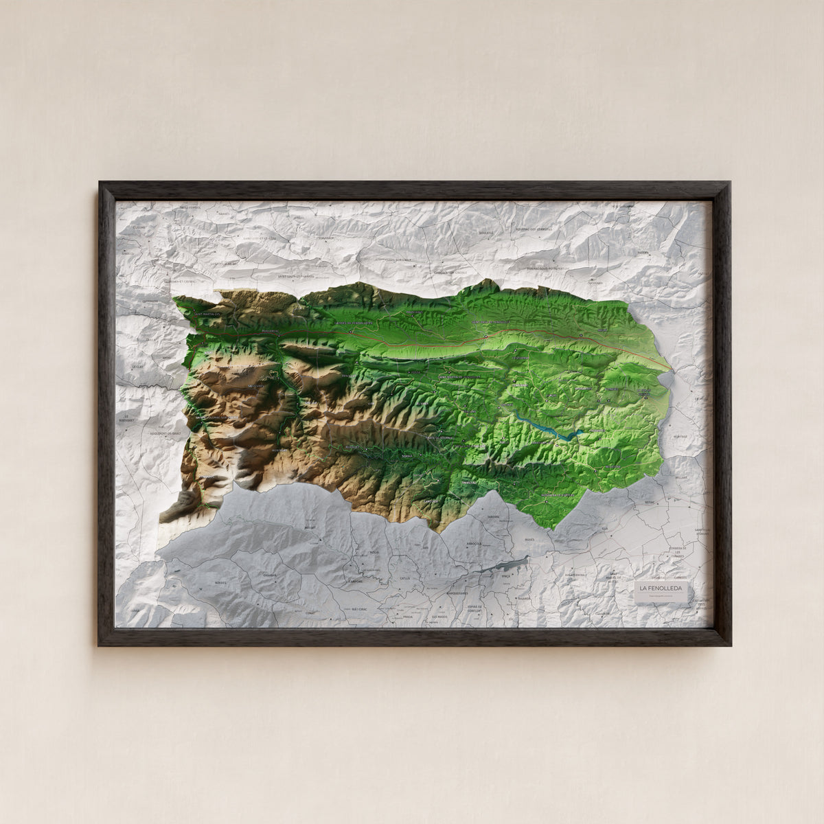 Mapa de relleu de la Fenolleda, amb el territori en color i l’entorn en blanc. Presentació amb marc. 50 × 70 cm. Estil Clàssic.