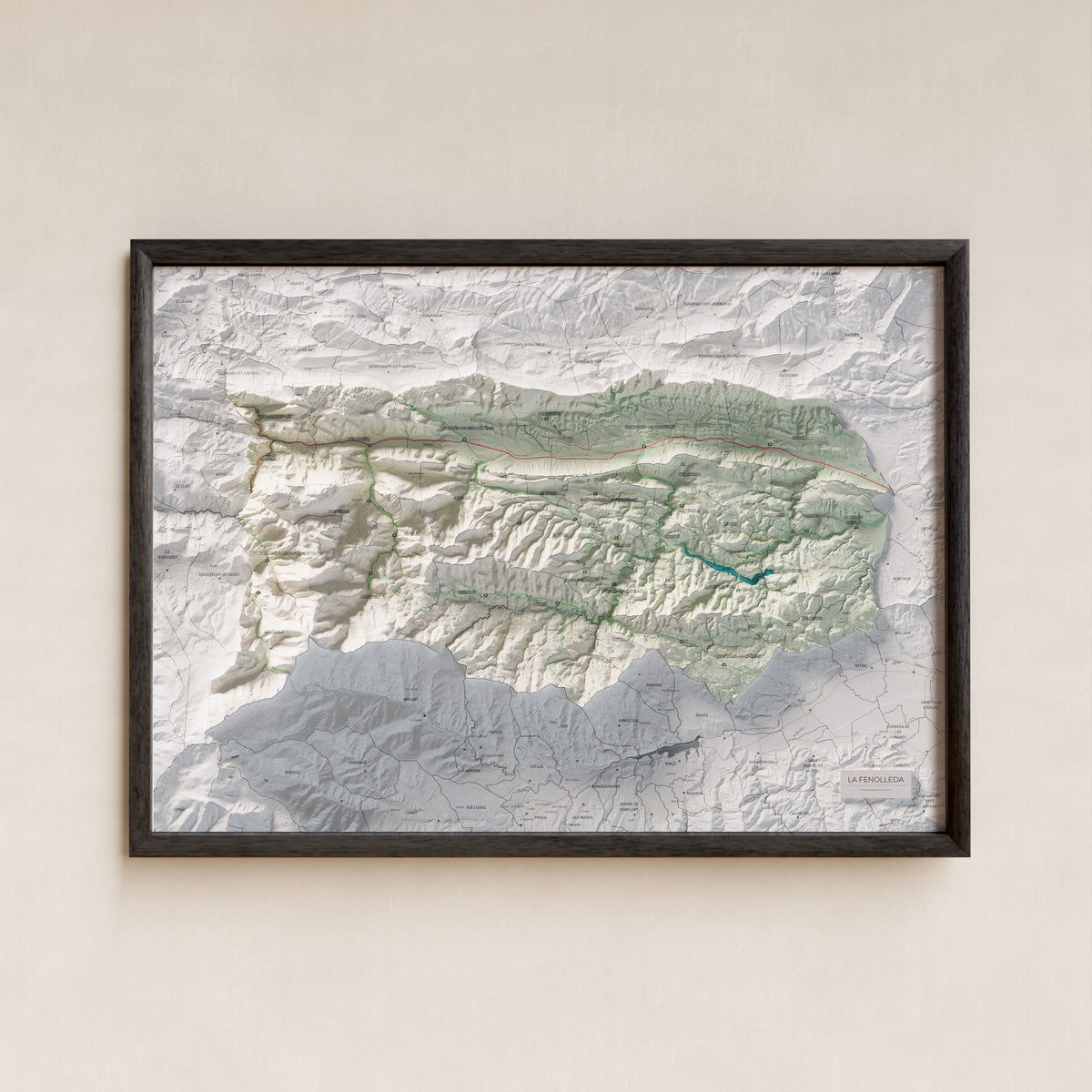 Mapa de relleu de la Fenolleda, amb el territori en color i l’entorn en blanc. Presentació amb marc. 50 × 70 cm. Estil Cartogràfic.