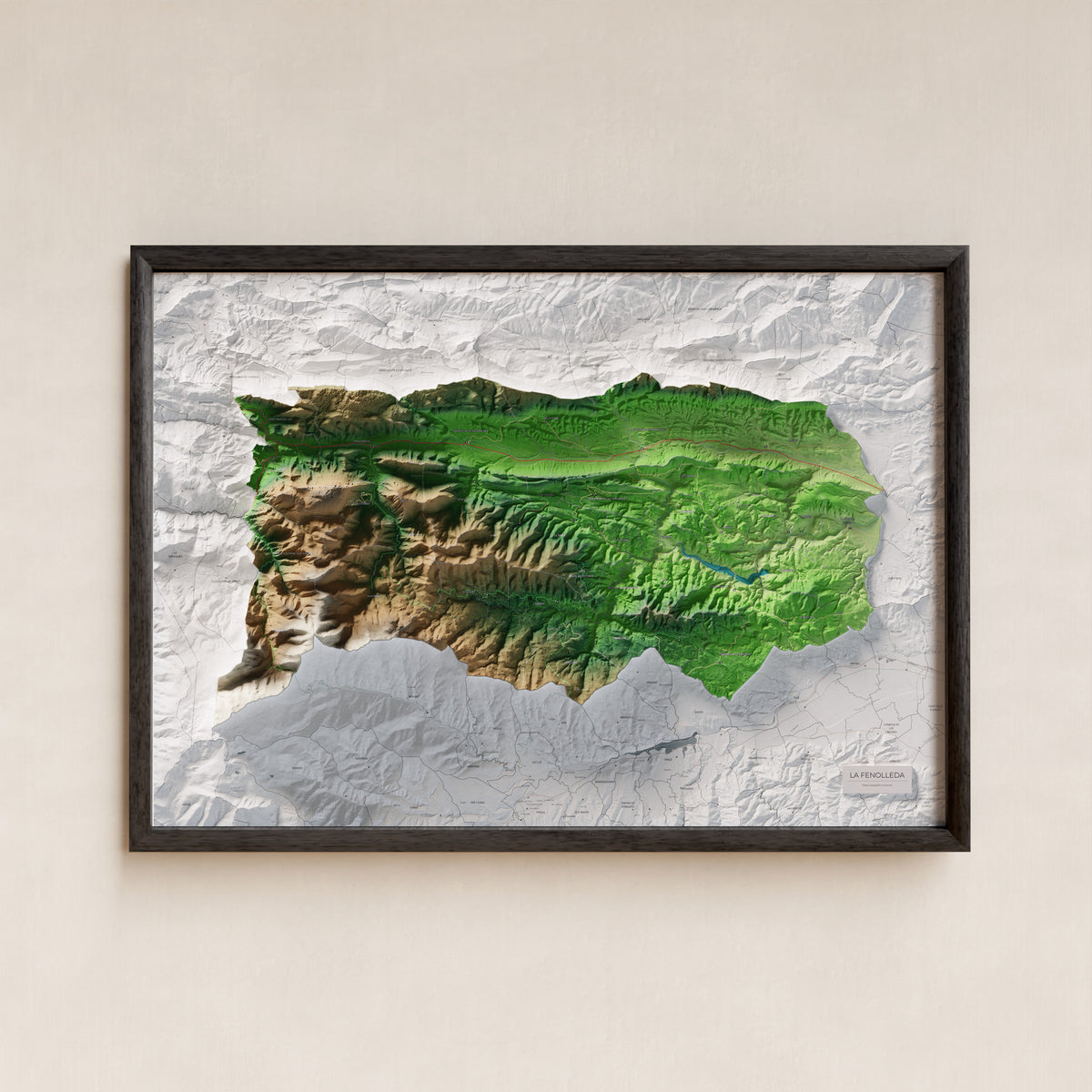 Mapa de relleu de la Fenolleda, amb el territori en color i l’entorn en blanc. Presentació amb marc. 70 × 100 cm. Estil Clàssic.