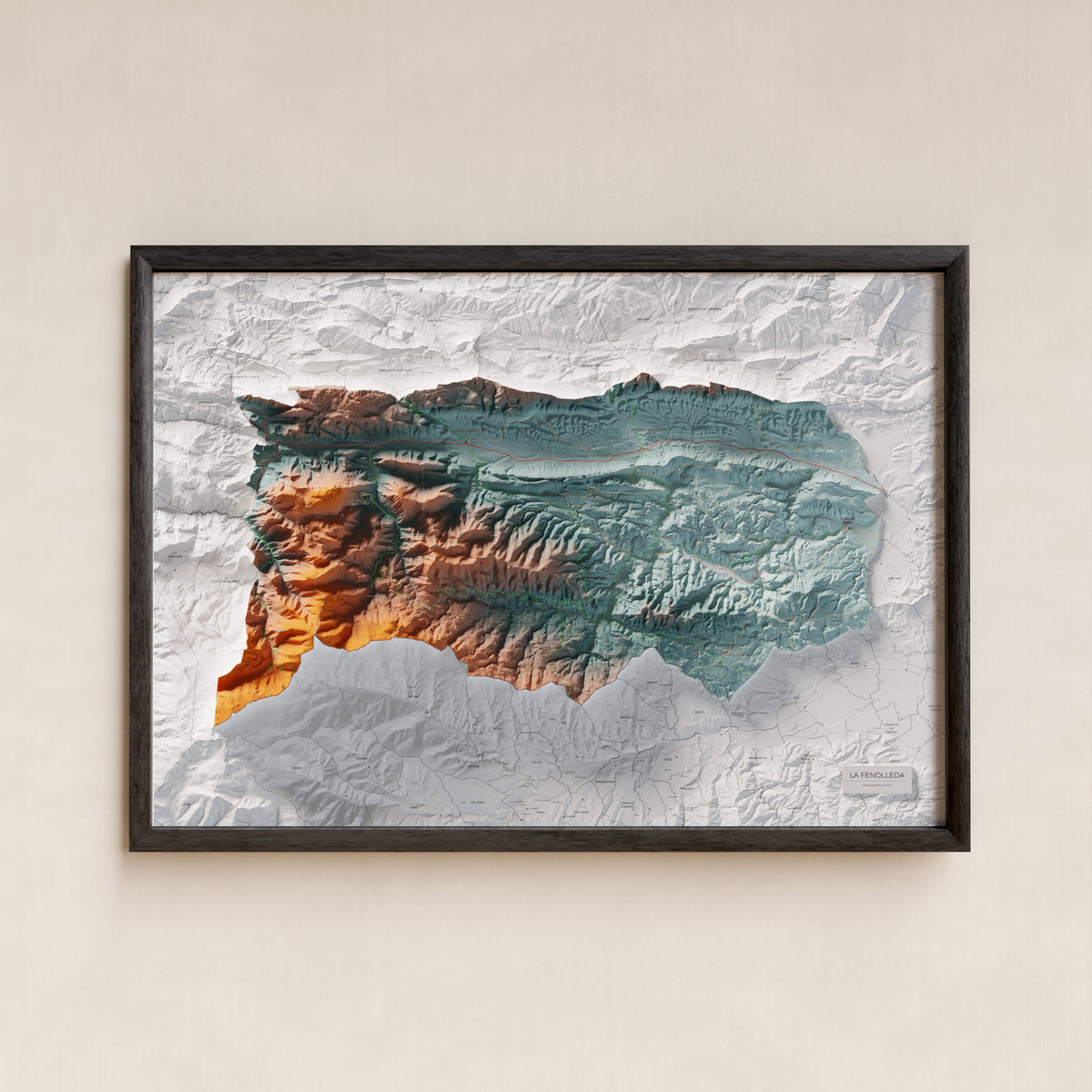 Mapa de relleu de la Fenolleda, amb el territori en color i l’entorn en blanc. Presentació amb marc. 70 × 100 cm. Estil Blau i taronja.