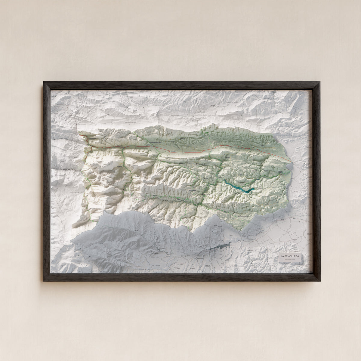 Mapa de relleu de la Fenolleda, amb el territori en color i l’entorn en blanc. Presentació amb marc. 70 × 100 cm. Estil Cartogràfic.