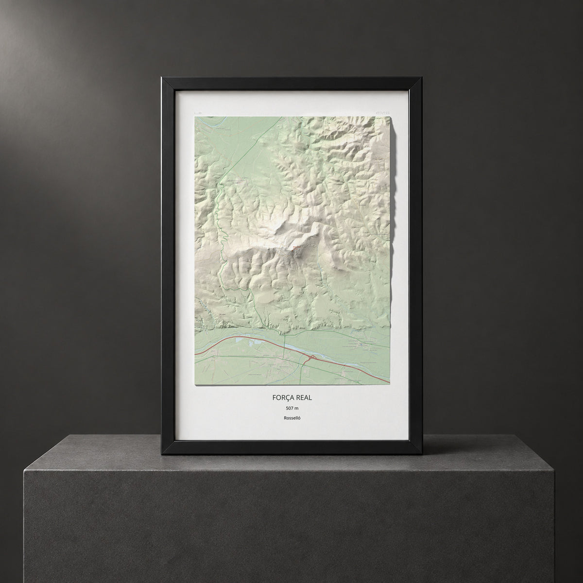 Mapa de relieve de Força Real, 507 m, Rosselló, lámina 100 Cims de Trobart. Presentación enmarcada. 61 × 91 cm.