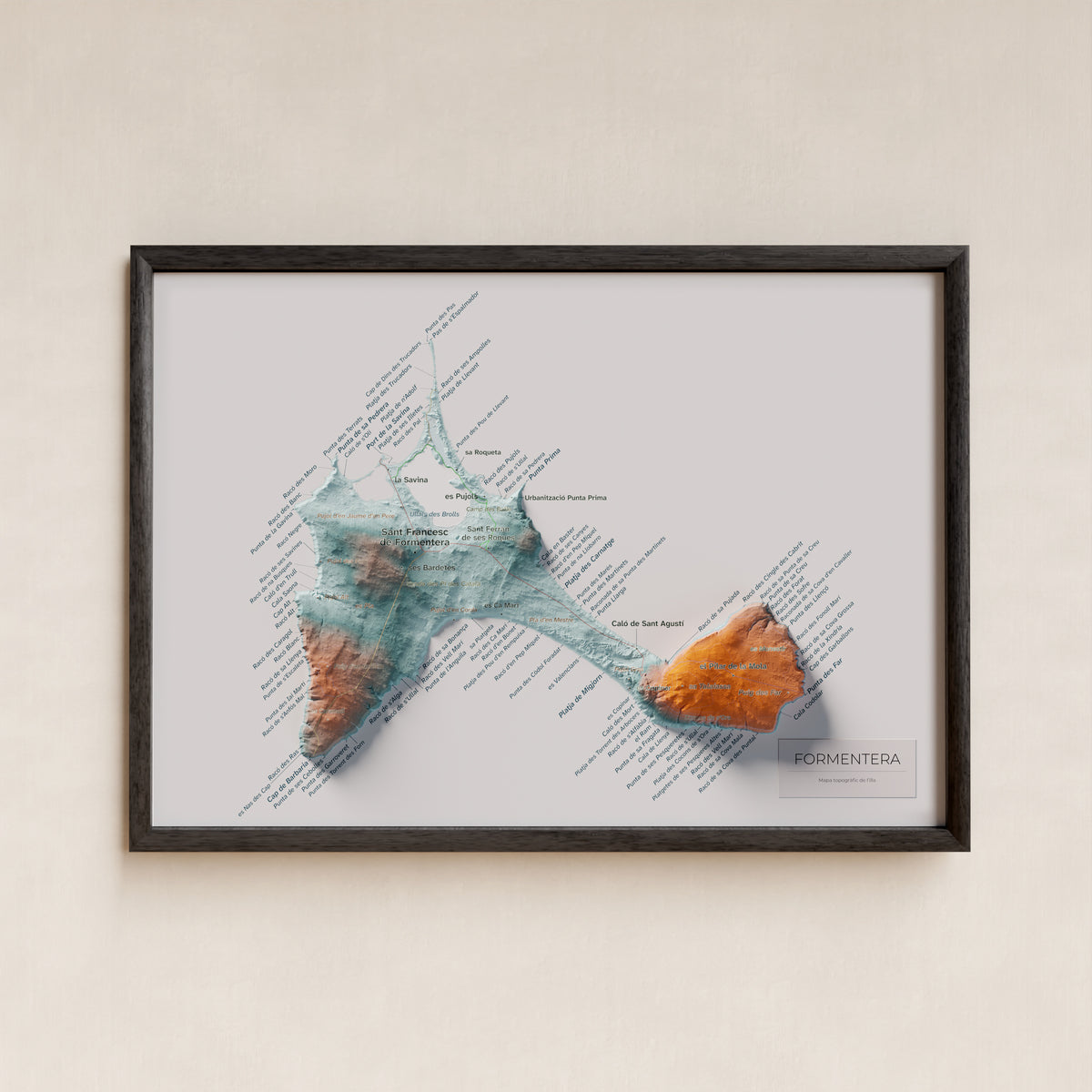 Mapa topográfico de Formentera, Azul y naranja, 21 × 30 cm: presentación en marco negro (marco no incluido).