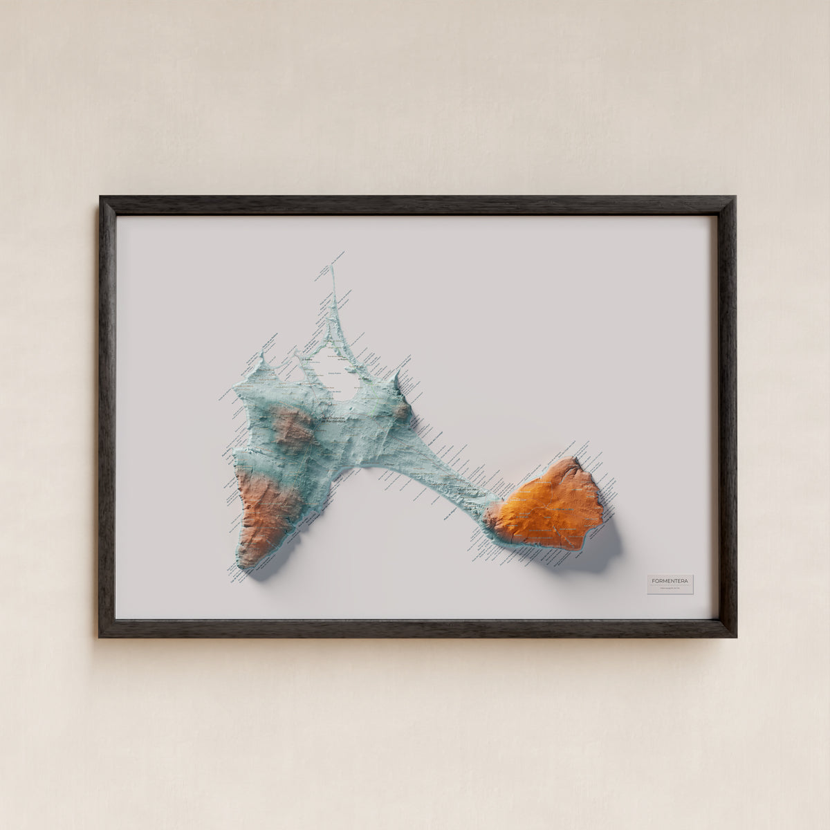 Mapa topográfico de Formentera, Azul y naranja, 61 × 91 cm: presentación en marco negro (marco no incluido).