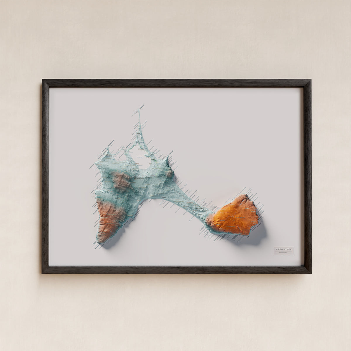 Mapa topográfico de Formentera, Azul y naranja, 70 × 100 cm: presentación en marco negro (marco no incluido).
