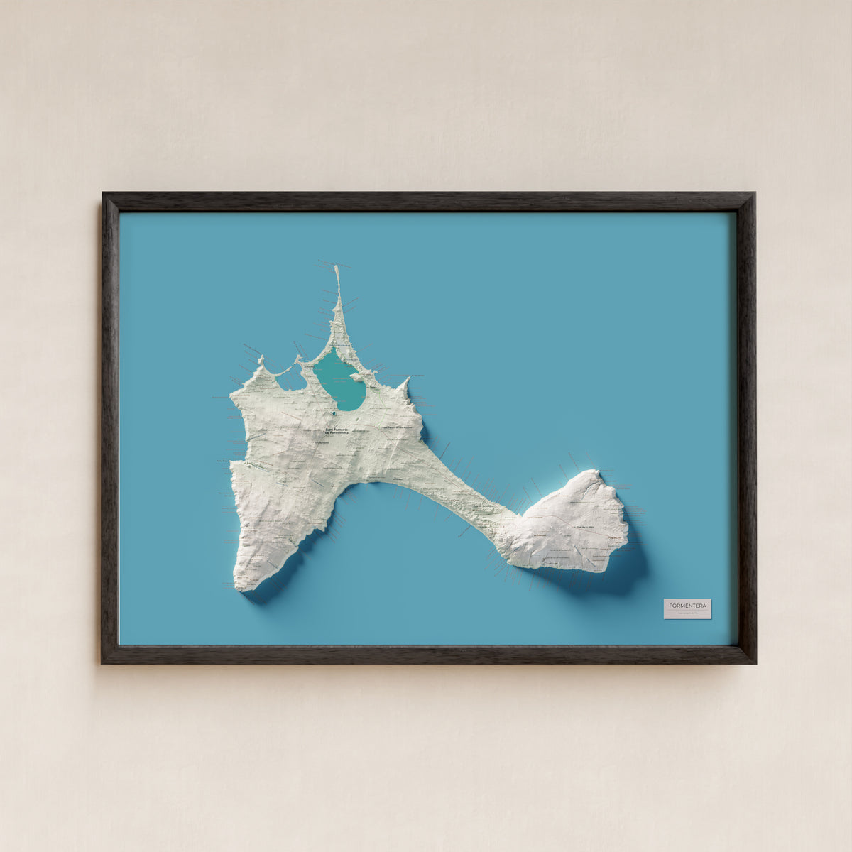 Edició octubre 2026 · Mapa topogràfic de Formentera, Cartogràfic, 70 × 100 cm: presentació en marc negre (marc no inclòs).