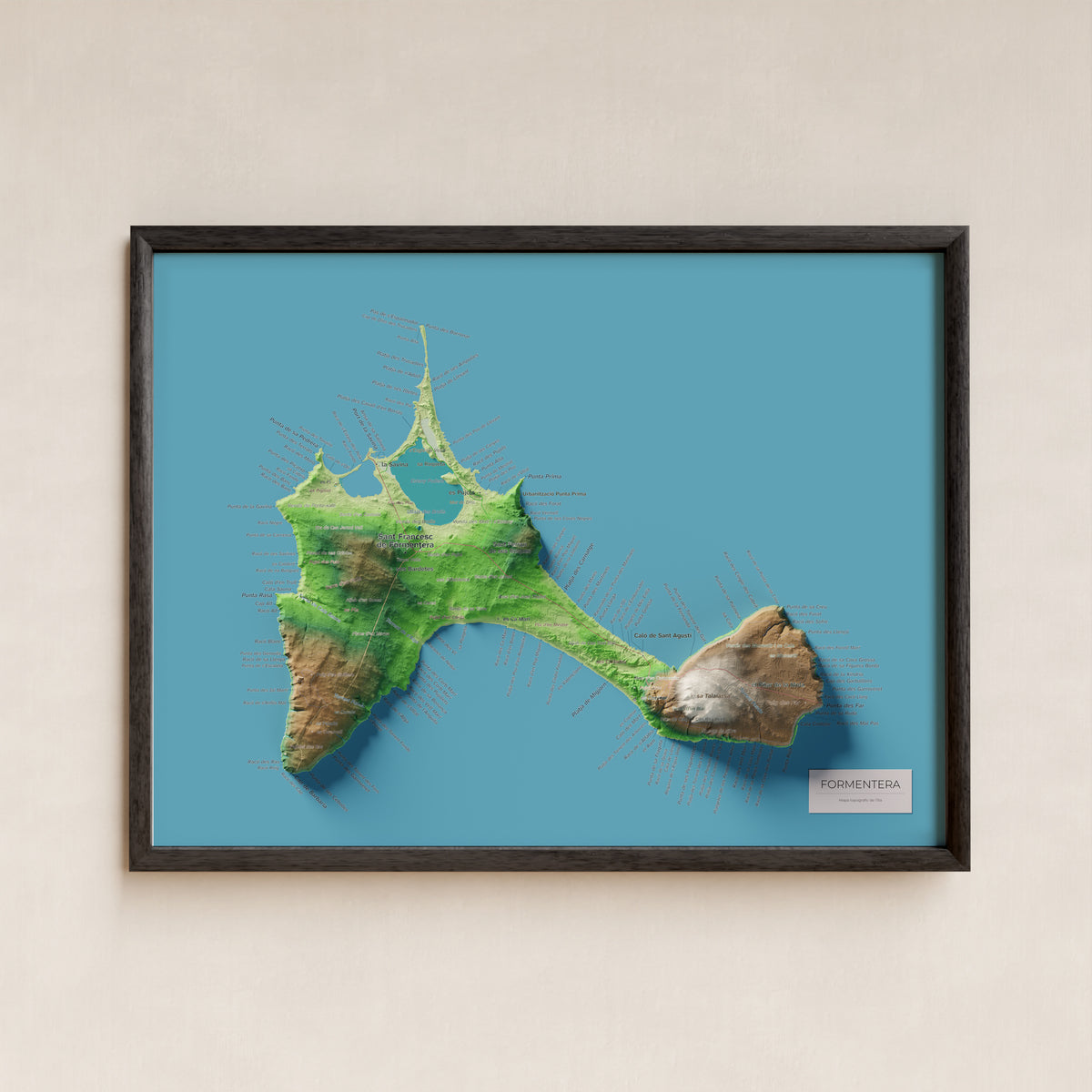 Edició octubre 2026 · Mapa topogràfic de Formentera, Clàssic, 30 × 40 cm: presentació en marc negre (marc no inclòs).