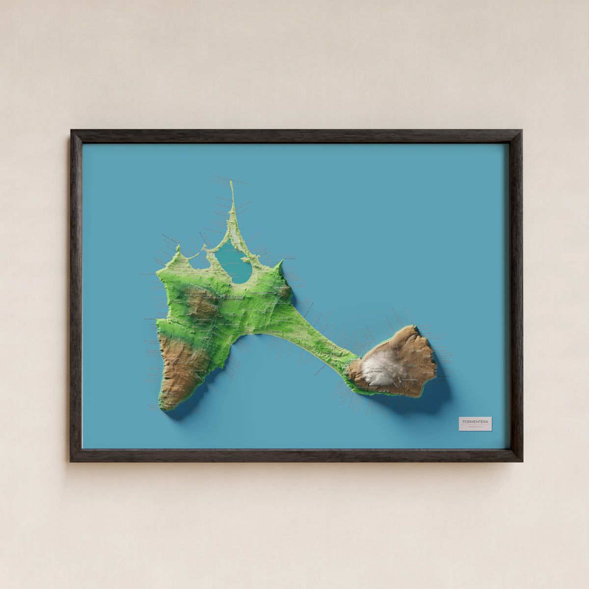 Edició octubre 2026 · Mapa topogràfic de Formentera, Clàssic, 50 × 70 cm: presentació en marc negre (marc no inclòs).
