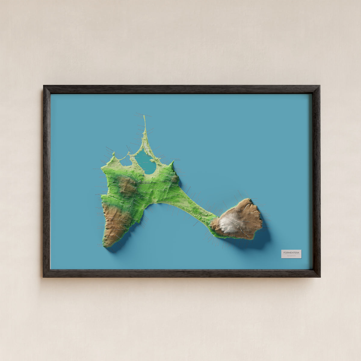 Edició octubre 2026 · Mapa topogràfic de Formentera, Clàssic, 61 × 91 cm: presentació en marc negre (marc no inclòs).