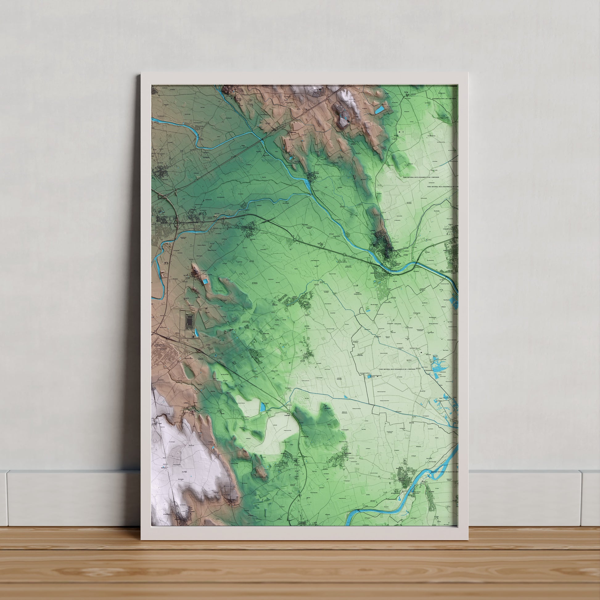 Mapa artístico del relieve de Fortià, al Alt Empordà, con 15 km de entorno y base topográfica ICGC. Presentación enmarcada.