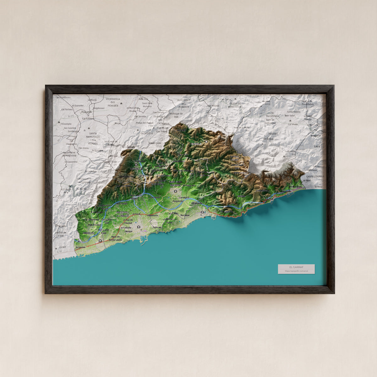 Mapa de relleu del Garraf, amb el territori en color i l’entorn en blanc. Presentació amb marc. 21 × 30 cm. Estil Clàssic.
