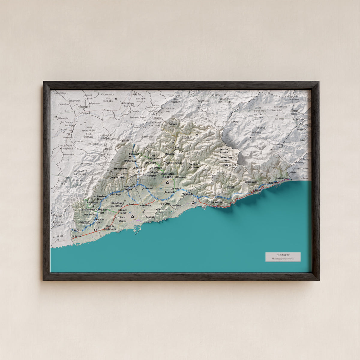 Mapa de relleu del Garraf, amb el territori en color i l’entorn en blanc. Presentació amb marc. 21 × 30 cm. Estil Cartogràfic.