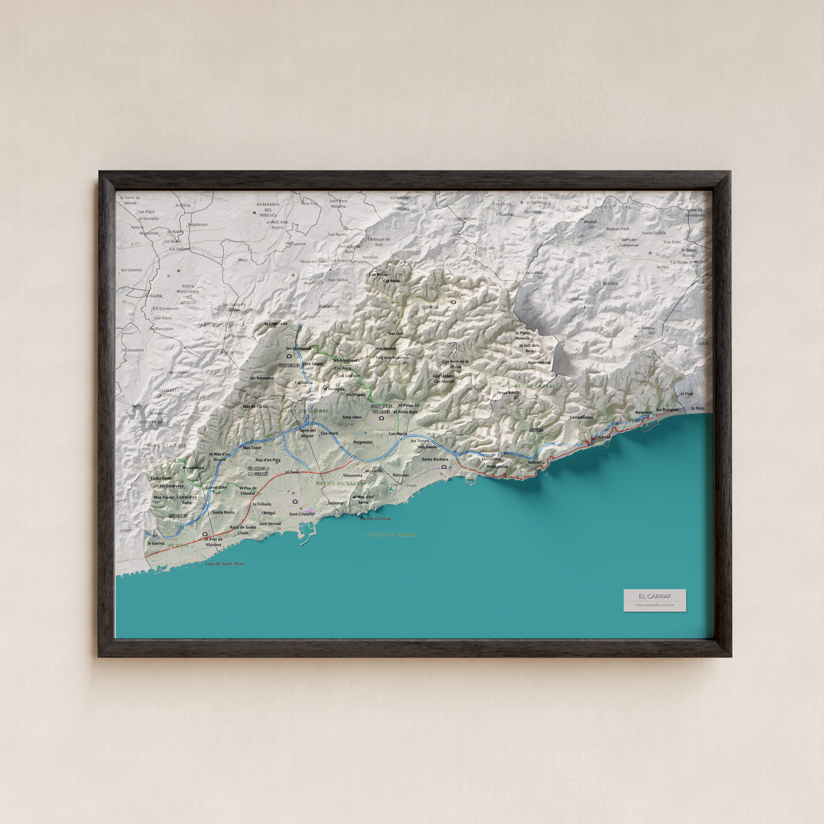 Mapa de relleu del Garraf, amb el territori en color i l’entorn en blanc. Presentació amb marc. 30 × 40 cm. Estil Cartogràfic.