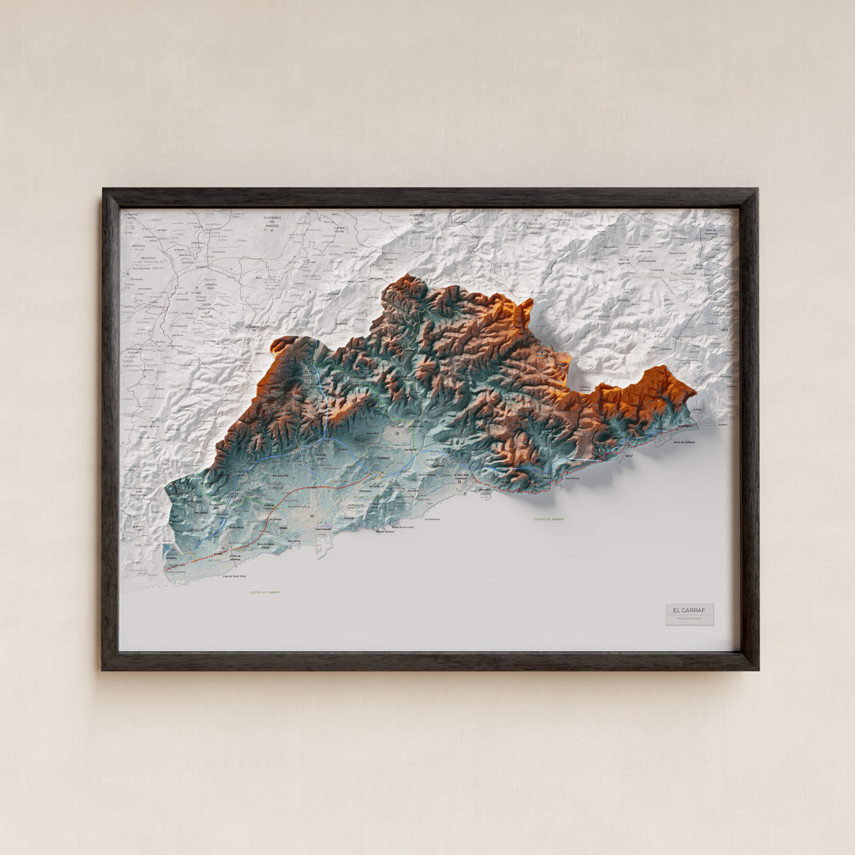 Mapa de relleu del Garraf, amb el territori en color i l’entorn en blanc. Presentació amb marc. 50 × 70 cm. Estil Blau i taronja.